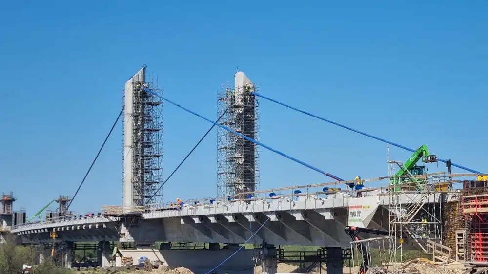 Budowa mostu w Kurowie postępuje. Pierwsza wanta zamontowana
