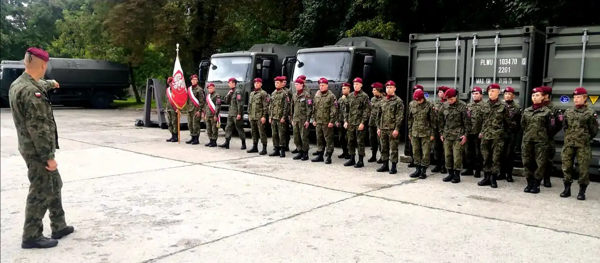 Uczniowie ZS w Marcinkowicach wzięli udział w uroczystościach z okazji Święta 6. Brygady Powietrznodesantowej w Krakowie