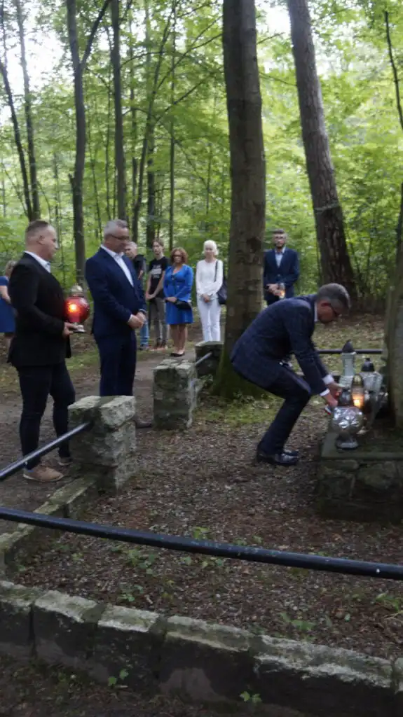 Starosądeczanie przy pomniku w dzielnicy Piaski oddali hołd pomordowanym
