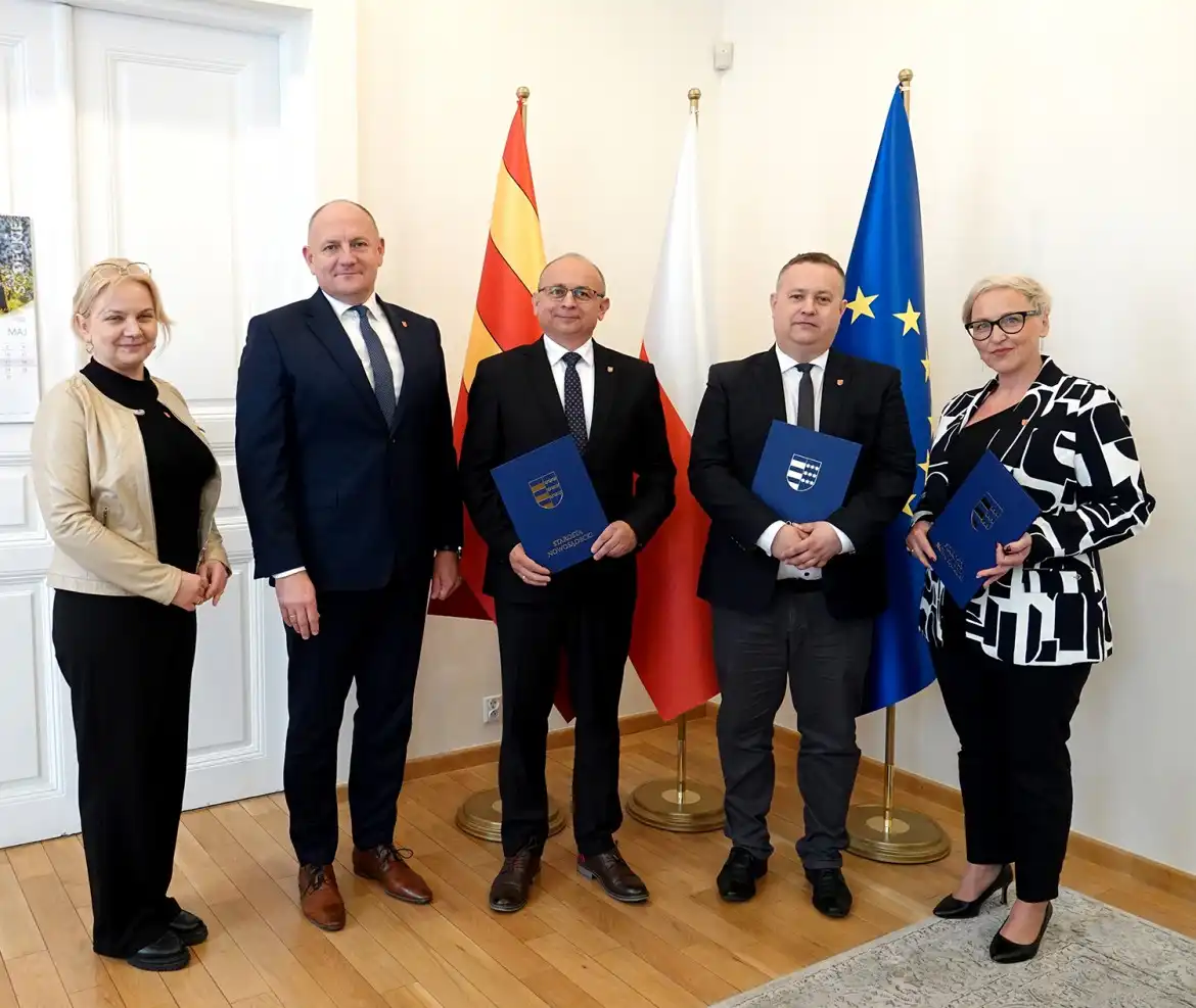 Nowe nominacje w oświacie. Starosta wręczył akty powierzenia stanowisk