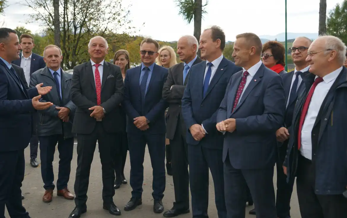 Ślubowanie pierwszoklasistów i otwarcie nowego boiska w nawojowskim ZSP