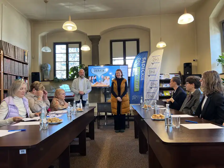 Dialog pokoleń w sądeckiej bibliotece. Debata o reportażu połączyła młodych i seniorów