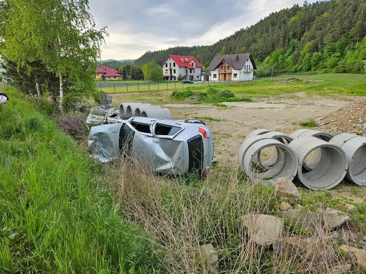 Maszkowice: VW Golf wypadł z drogi i uderzył w betonowe kręgi