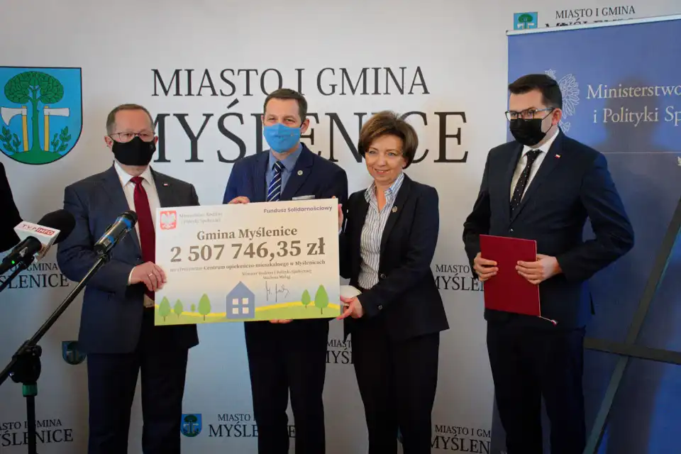 Minister rodziny i polityki społecznej Marlena Maląg z wizytą w Klubie Seniora Plus w Łużnej