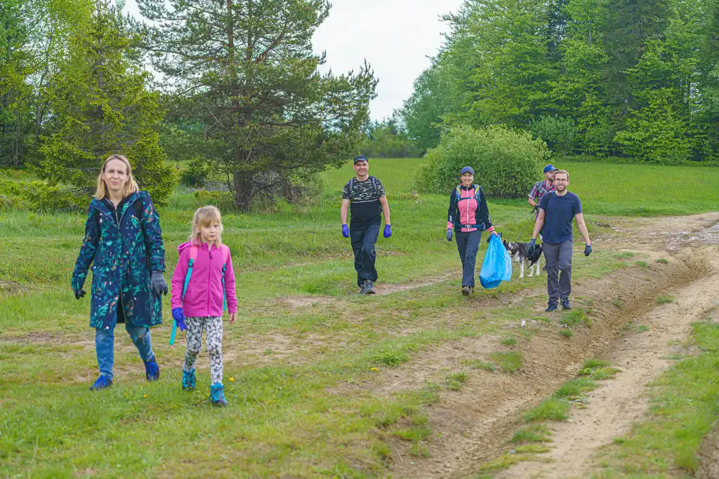 Wielki finał akcji "Dbam o sądeckie". Uczestnicy posprzątali szlak prowadzący z Obidzy na Radziejową