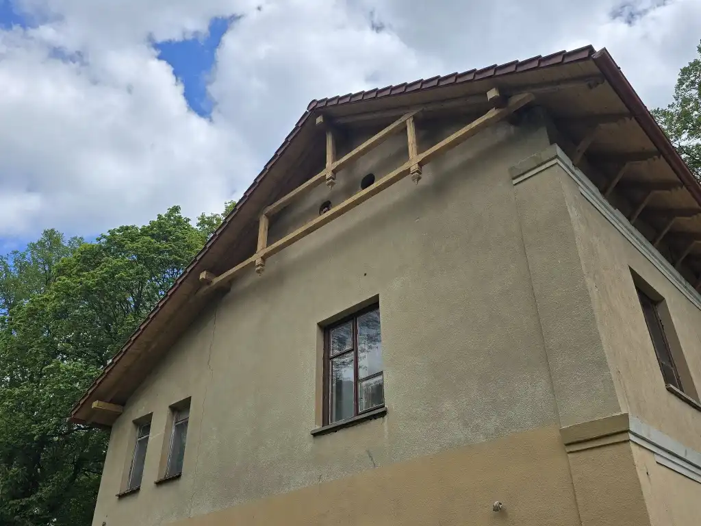 Dwór w Przyszowej z nowym dachem. Gmina Łukowica działa