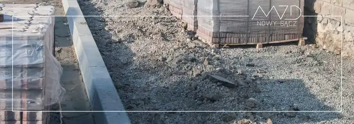 Nowy Sącz kontynuuje budowę chodnika. Kierowcy proszeni o ostrożność
