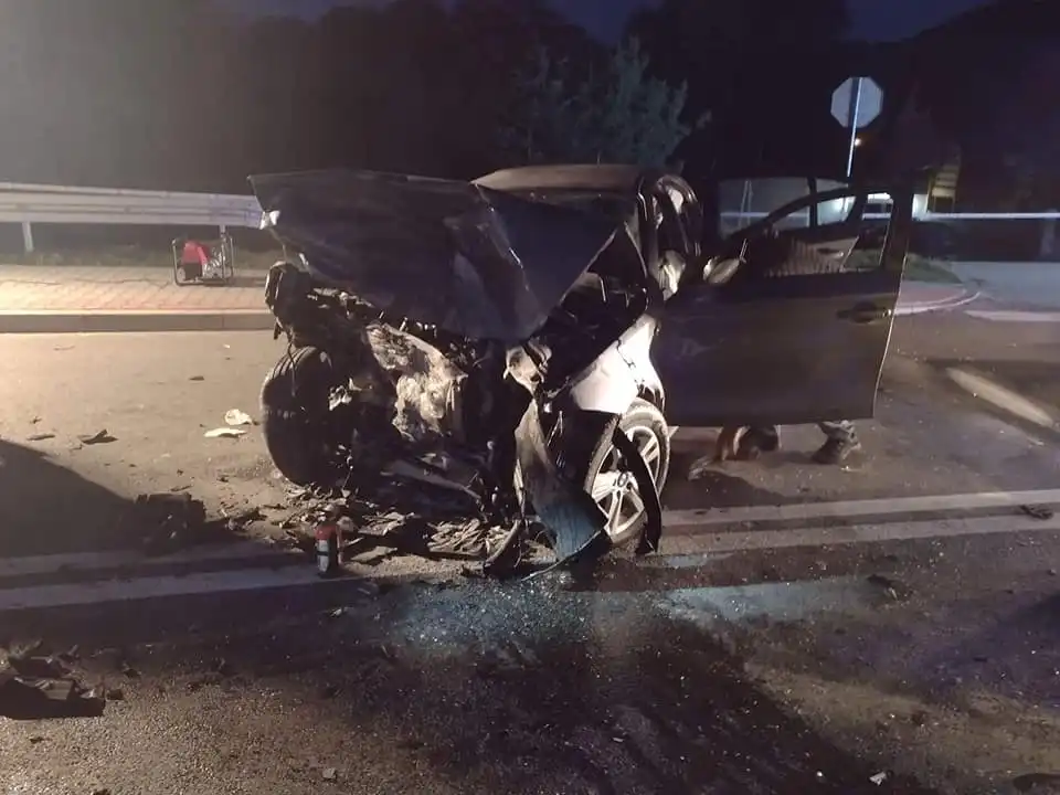 Czołowe zderzenie na DW969 w Zabrzeży. Trzy osoby ranne