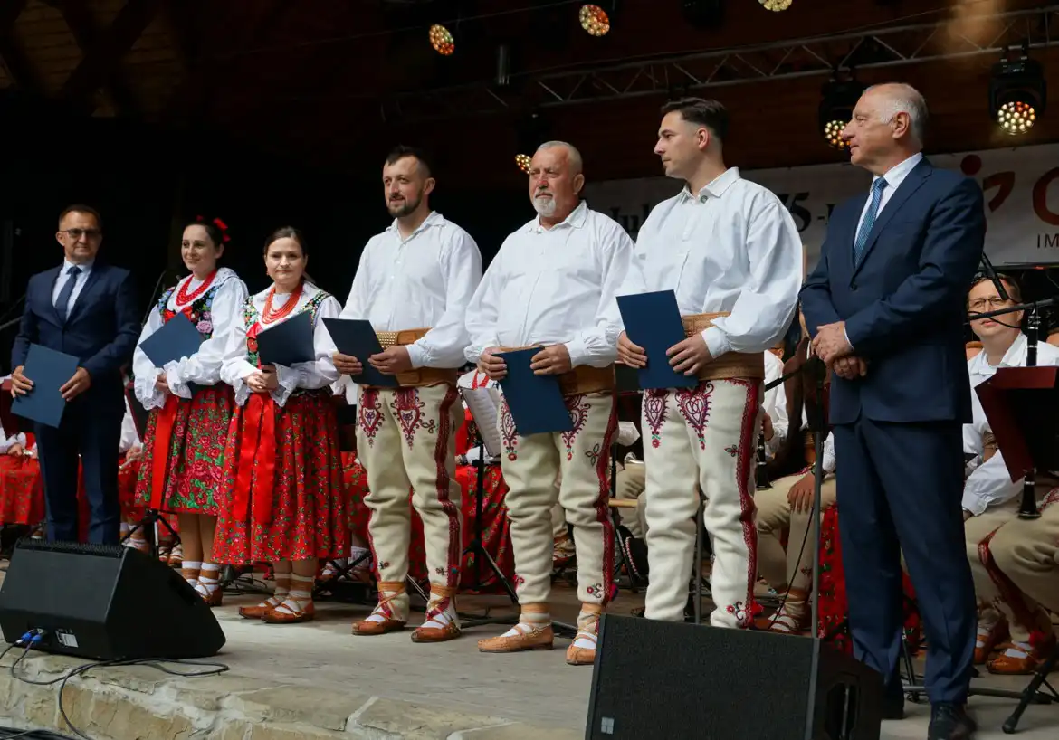 Muzycy Orkiestry Dętej z Łącka uhonorowani przez starostę nowosądeckiego