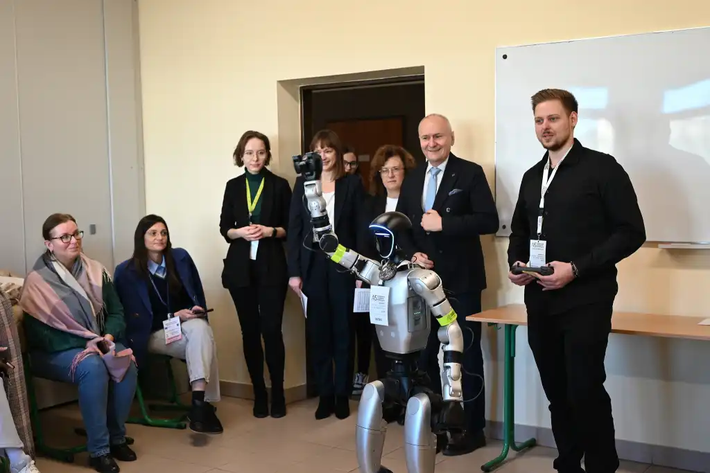 Robot Astro, laboratoria i wykłady. Uczniowie wkroczyli do świata nauki ANS
