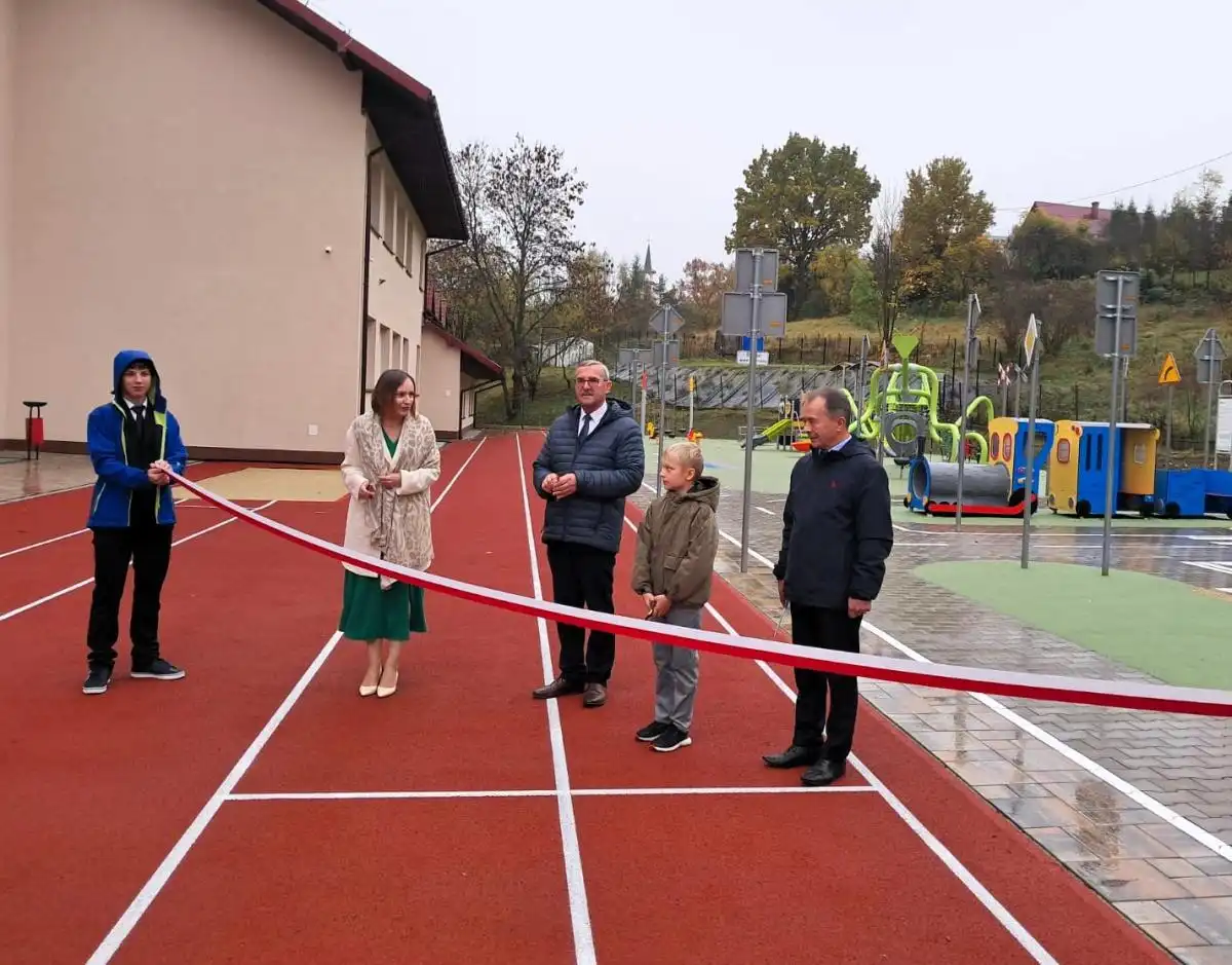 Sport, zabawa i edukacja w jednym miejscu. Nowe przestrzenie przy szkołach w Słopnicach