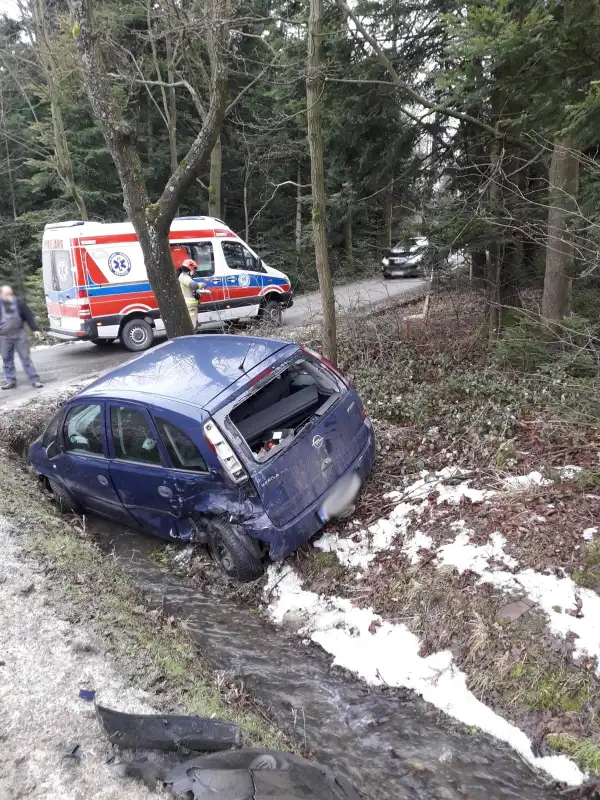 Wypadek w Dłogołęce-Świerkli. Jedna osoba trafiła do szpitala