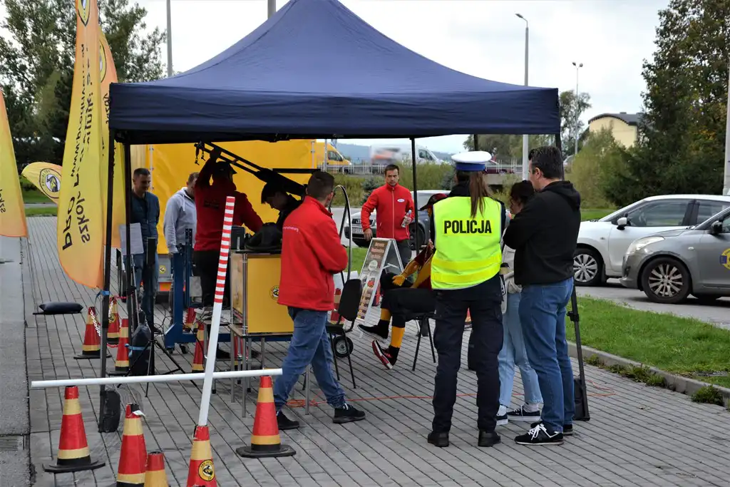 ROADPOL Safety Days z sądecką drogówką. Był symulator dachowania i alkogogle