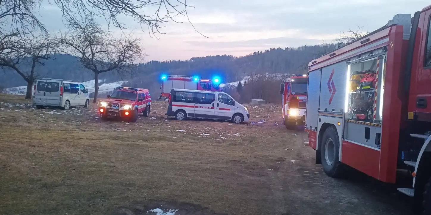 Pożar w Kiczni. Ogień objął drewnianą ścianę przy kominie