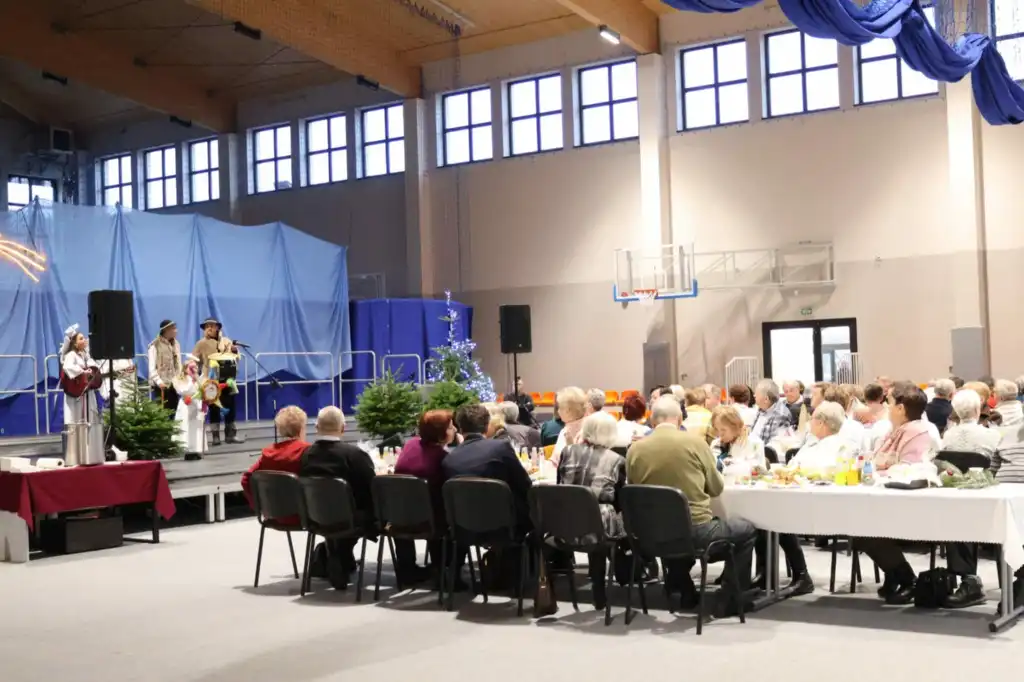 Wspólne kolędowanie i rozmowy. Seniorzy spotkali się przy wigilijnym stole