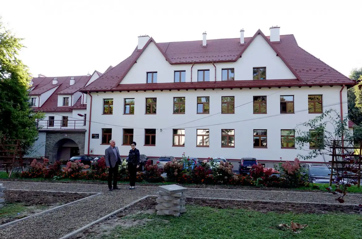 Przed budynkiem tej szkoły modernizują podwórko. Będzie estetycznie i bezpiecznie