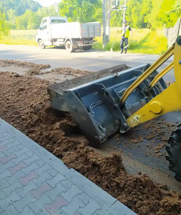 W Łososinie Dolnej wytłoki owocowe rozsypały się na drogę powiatową