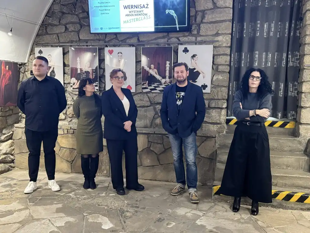 Światło, emocje, historia. Nowa wystawa w Sądeckiej Bibliotece Publicznej