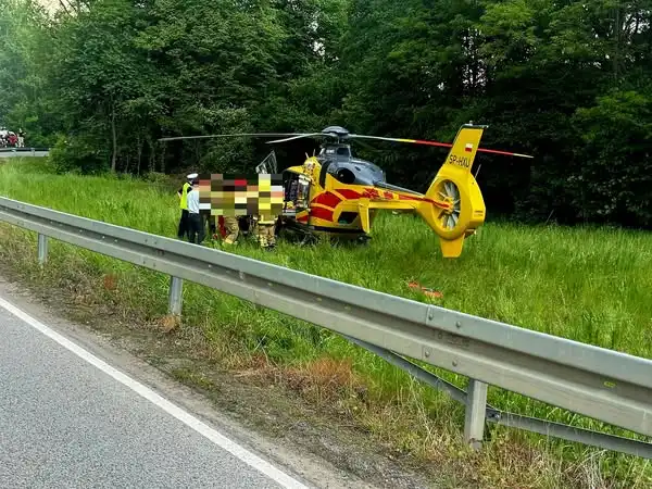 Wypadek w Pogorzanach. Motocykl uderzył w barierę energochłonną. Interweniował śmigłowiec LPR