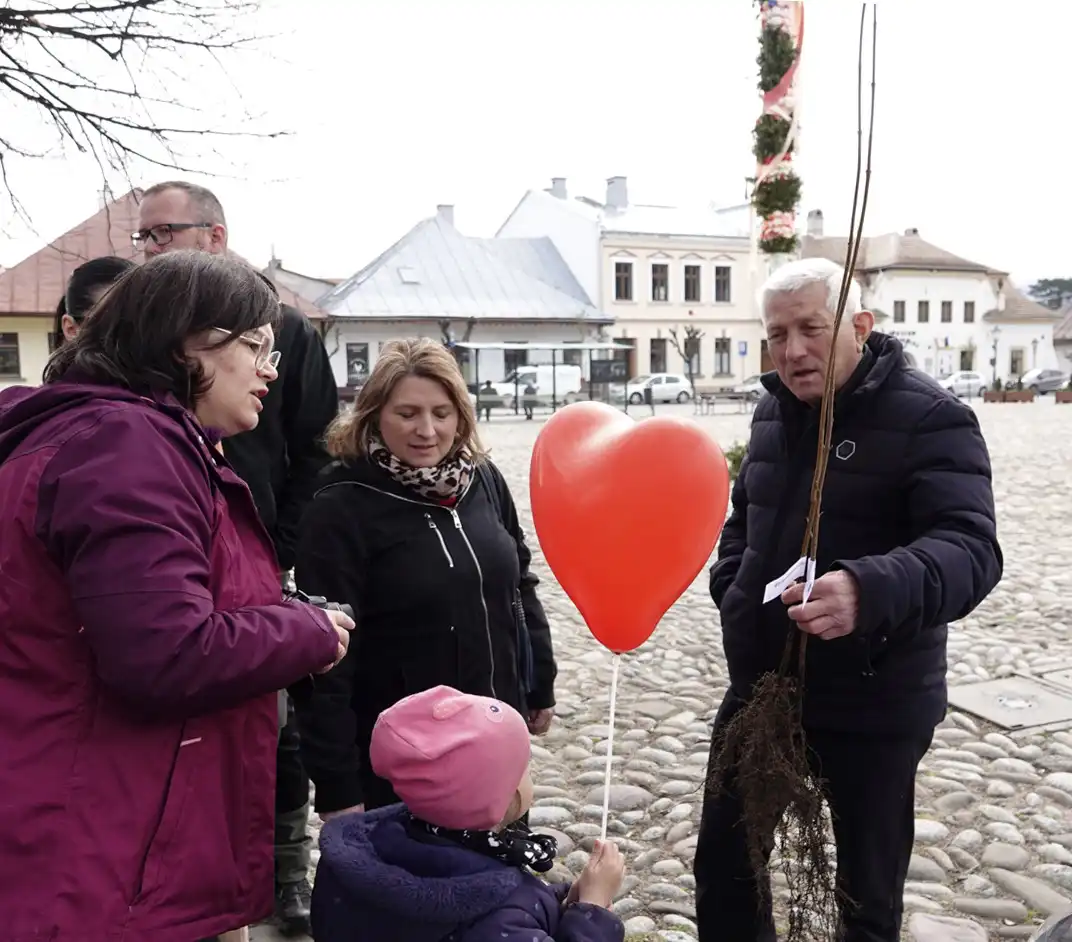 I Małopolski Dzień dla Klimatu na starosądeckim rynku: Sadzonki drzewek rozeszły się jak ciepłe bułeczki