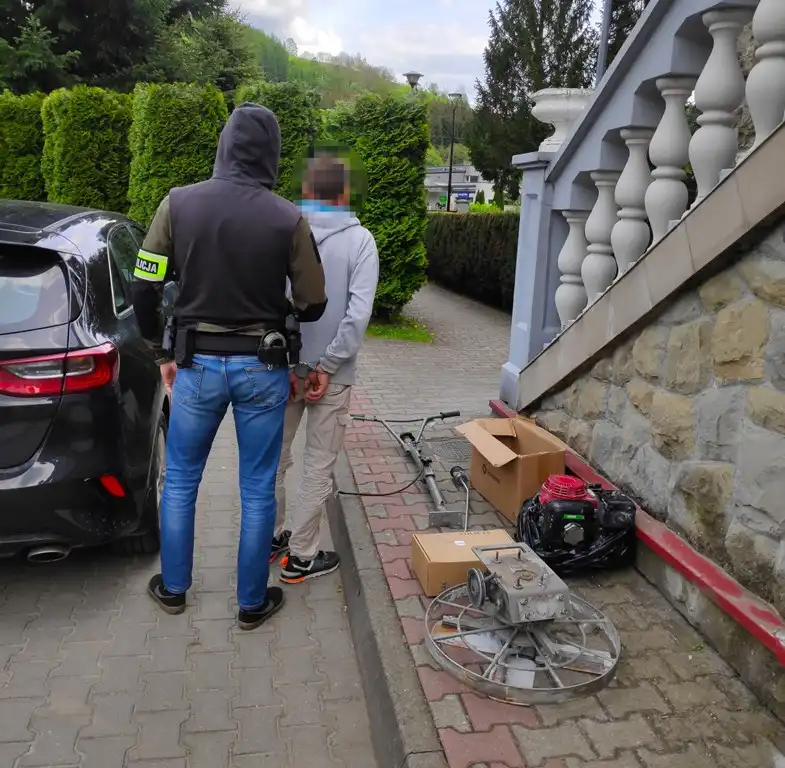 Okradał niezamieszkałe budynki na terenie Piwnicznej-Zdroju. 49-letni złodziej recydywista w rękach Policji