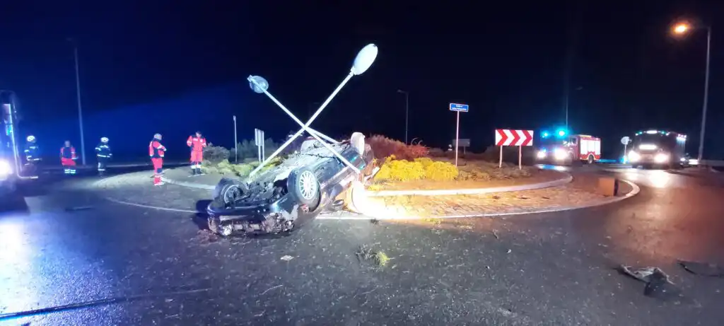 Wypadek w Naszacowicach. Dachowała osobówka. Kierowcy nie było na miejscu zdarzenia