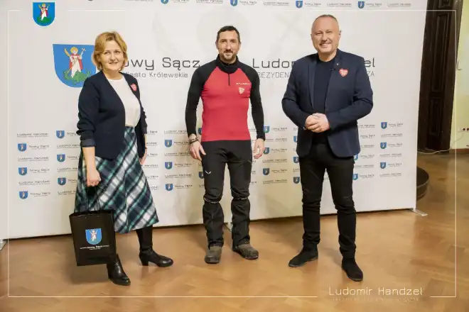 Jedzie na rowerze aż do Turcji, wspiera WOŚP – po drodze odwiedził Nowy Sącz
