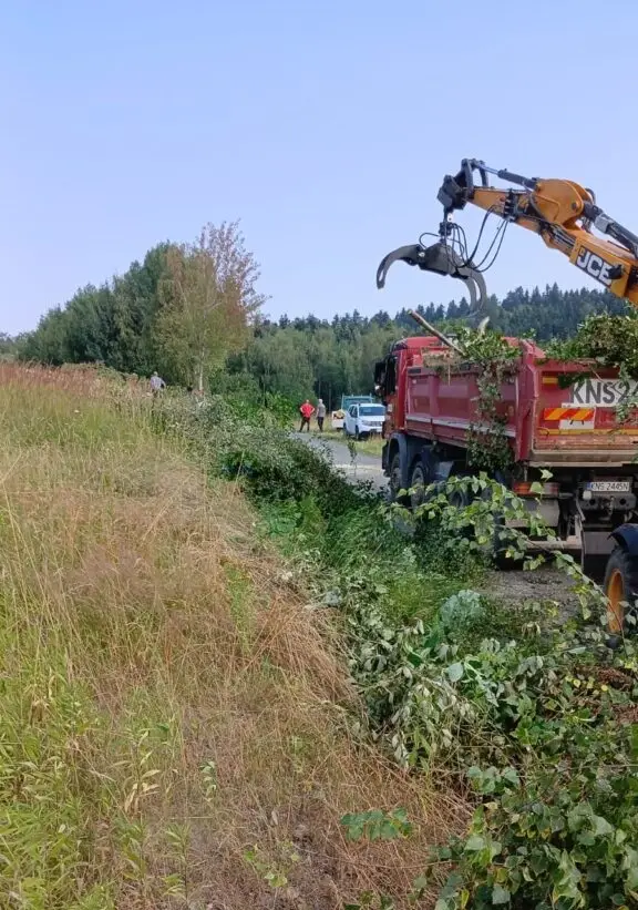 Nowy sprzęt zamiast pięciu pracowników. ZGKiM w Chełmcu zainwestował w osprzęt do koparki