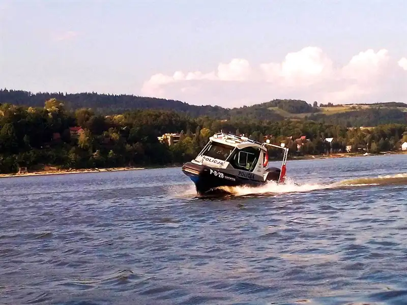Policjanci z Krakowa i Nowego Sącza rozpoczęli sezon na Jeziorze Rożnowskim