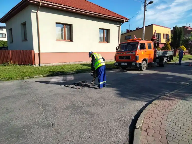 W Nowym Sączu trwają poziomowe naprawy ulic