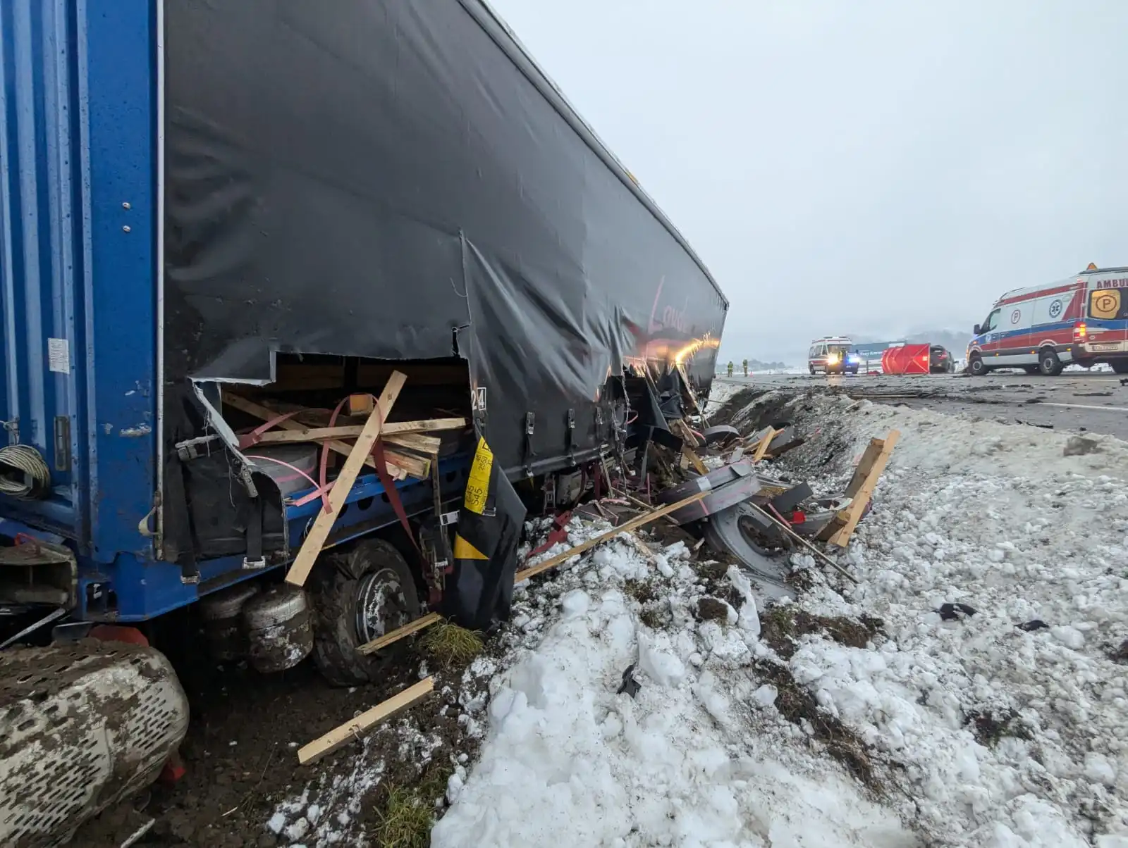 Tragiczny wypadek na DK75 w Łososinie Dolnej. Nie żyje kierowca osobówki