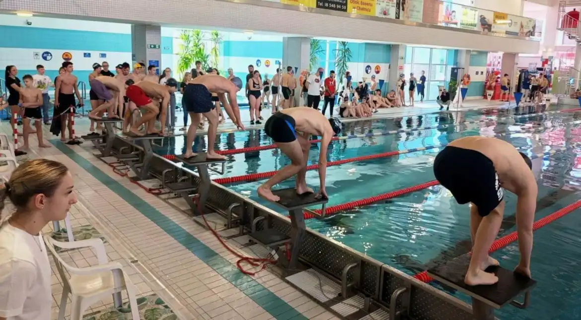 V Mistrzostwa Powiatu Nowosądeckiego w Pływaniu. Sportowa pasja i rywalizacja na najwyższym poziomie
