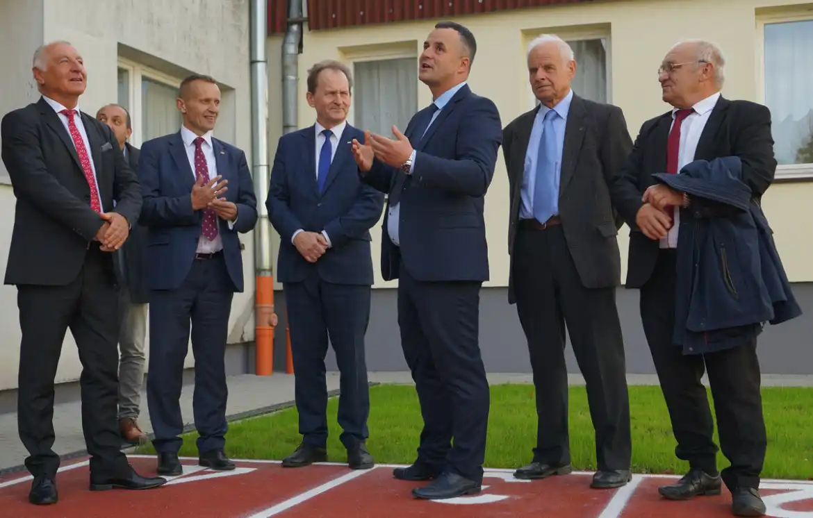 Ślubowanie pierwszoklasistów i otwarcie nowego boiska w nawojowskim ZSP