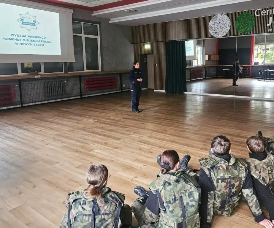 Policjanci z Nowego Sącza spotkali się z uczniami klas mundurowych