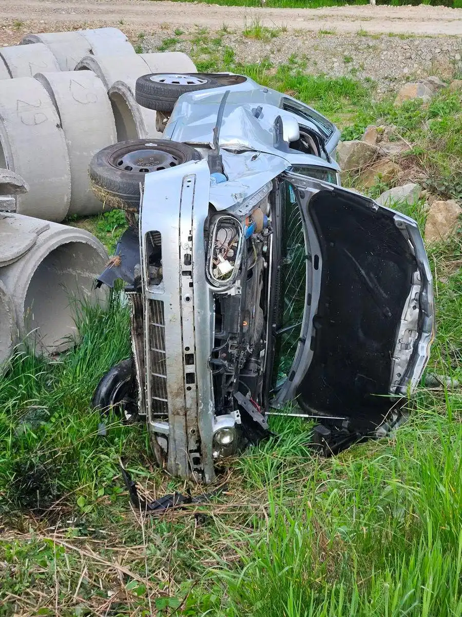 Maszkowice: VW Golf wypadł z drogi i uderzył w betonowe kręgi