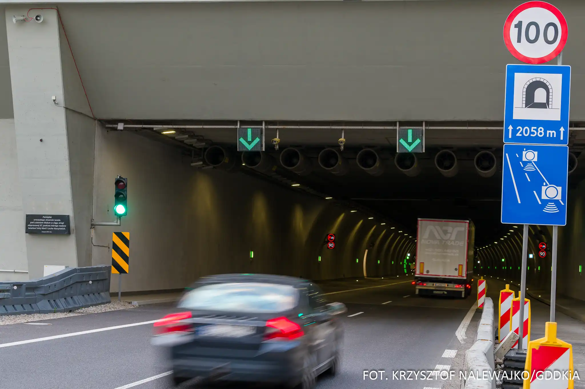 Tunel pod Luboniem Małym bije rekordy, 2,1 mln aut w wakacje