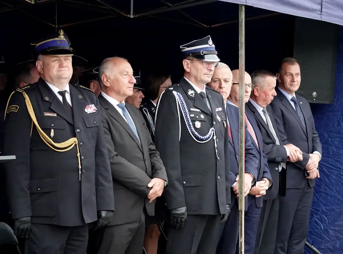 Druhowie z OSP w Paszynie otrzymali nowy samochód ratowniczo-gaśniczy i promesę od starosty
