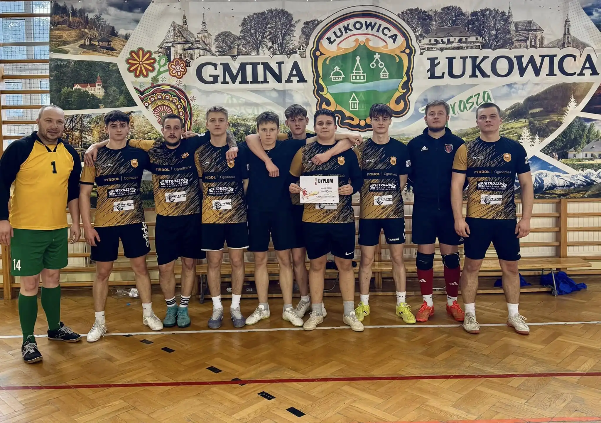 Czarne Mamby triumfują w turnieju futsalu dzikich drużyn