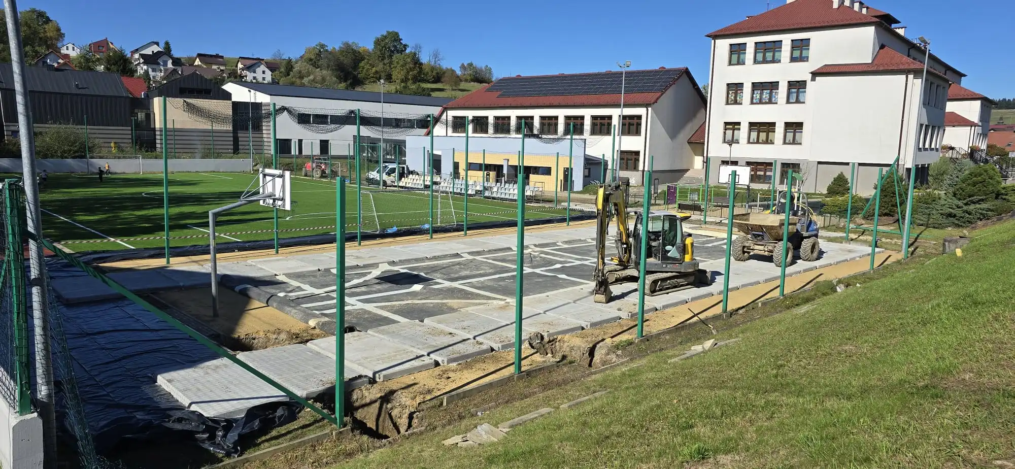 Lodowisko na Orliku w Korzennej coraz bliżej. Prace nad zadaszeniem ruszyły