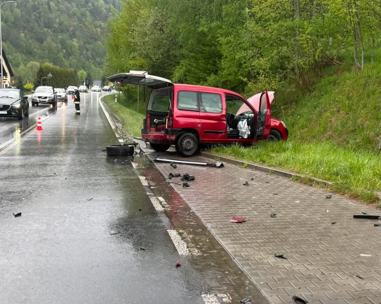 Zderzenie dwóch samochodów w Zabrzeży. Jedna osoba trafiła do szpitala
