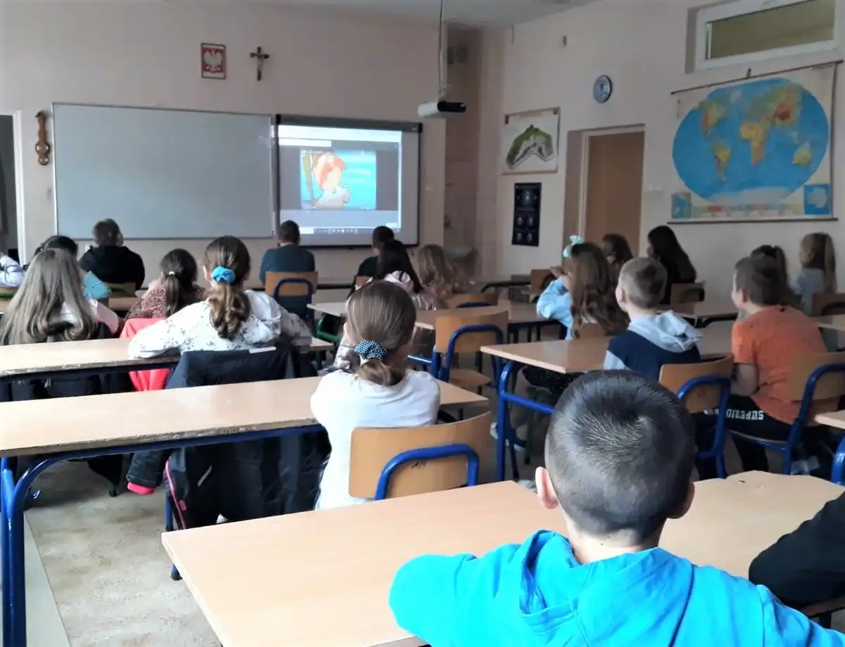 Jak bezpiecznie korzystać z internetu? Policjantki uczą najmłodszych