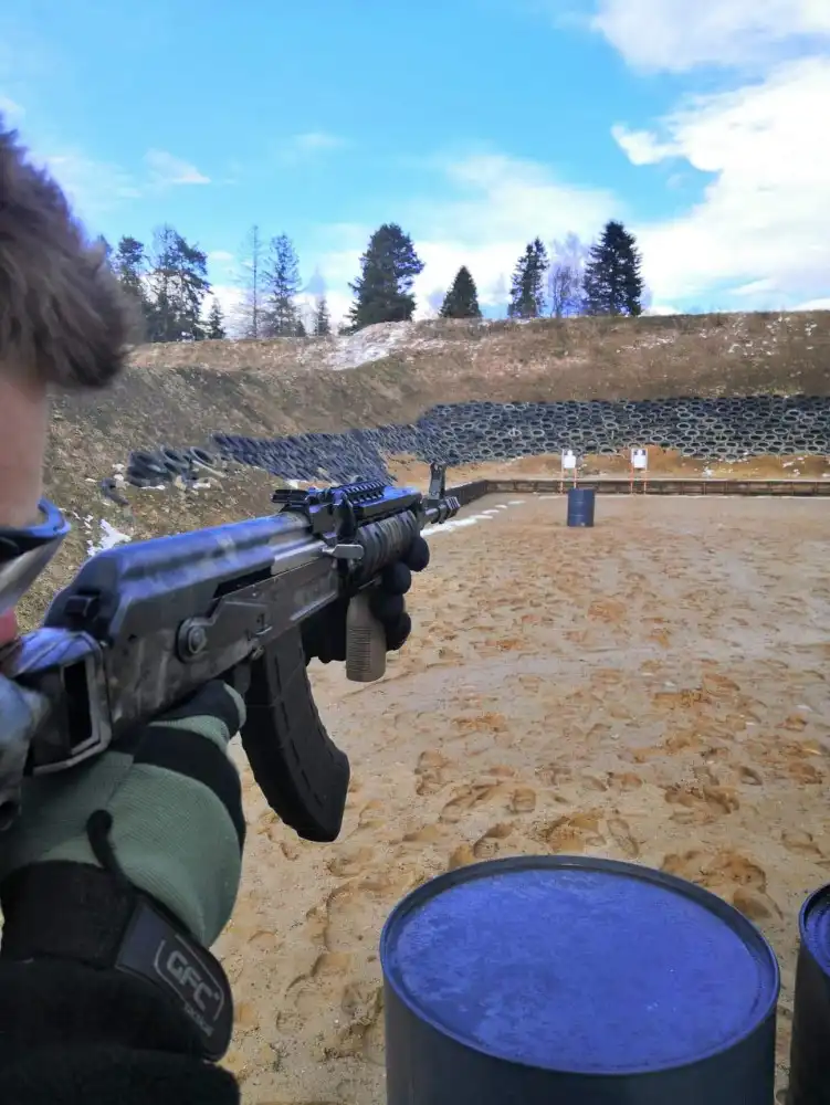 Uczniowie klasy wojskowej z ZS w Marcinkowicach doskonalili umiejętności strzelając z AK47
