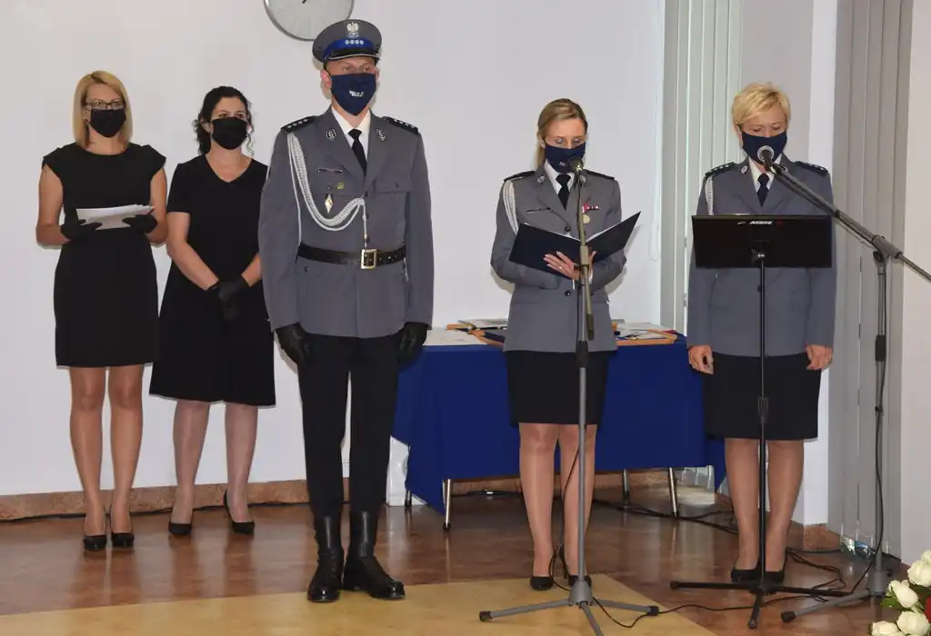 Starosta nowosądecki uhonorował zasłużonych funkcjonariuszy Policji Srebrnym Jabłkiem Sądeckim