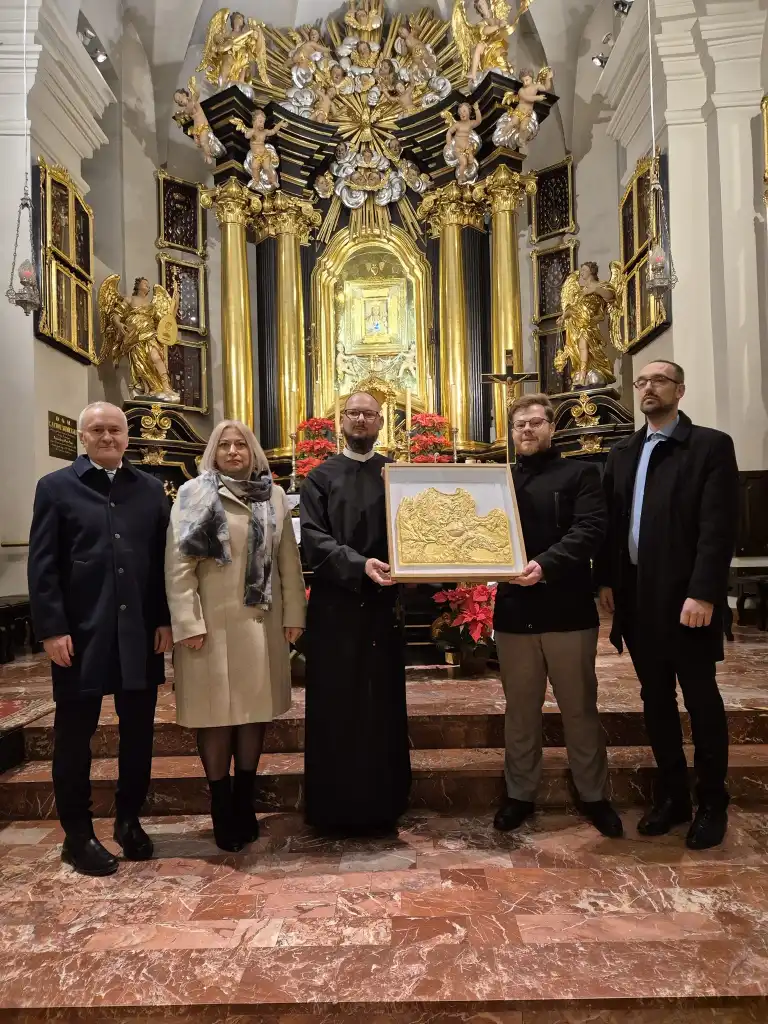 Rekonstrukcja płaskorzeźby sukni koronacyjnej Matki Bożej Tuchowskiej trafiła do Sanktuarium