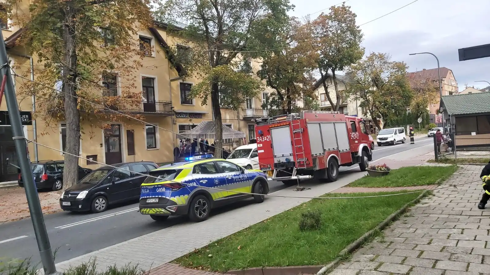 Krynica-Zdrój: Samochód uderzył w latarnię która się przechyliła i groziła upadkiem. Interweniowali strażacy