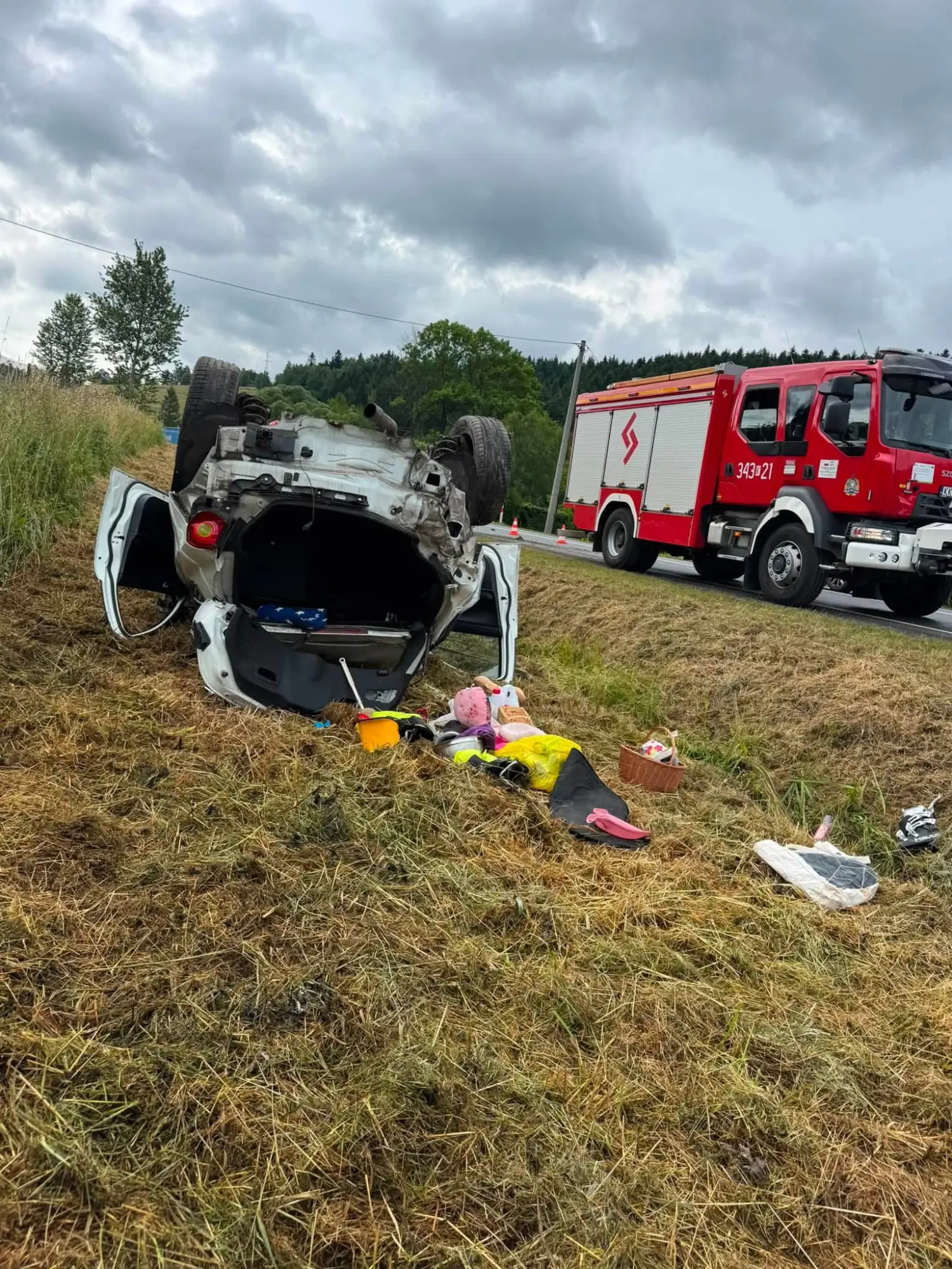 Dachowanie na DK75 w Nowej Wsi. Kierująca Alfa Romeo trafiła do szpitala