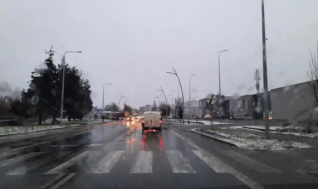 Zima na drodze. Policja przypomina o ostrożności i zasadach bezpieczeństwa