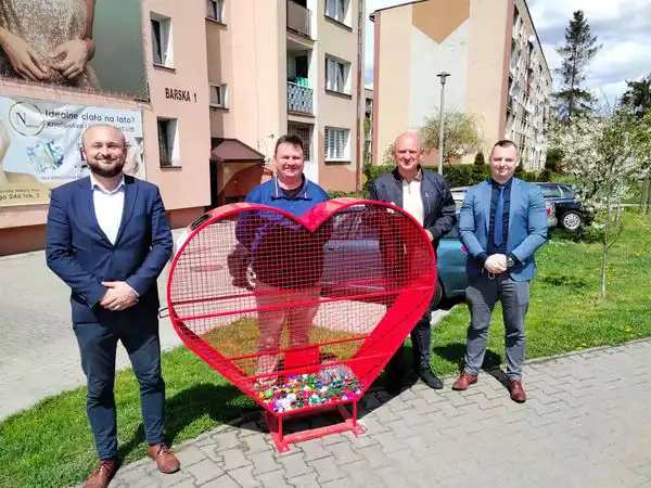 W Nowym Sączu pojawiły się kolejne czerwone pojemniki w kształcie serca. Można wrzucać nakrętki i pomóc potrzebującym