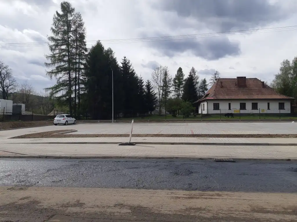 Przy SP w Barcicach powstał duży parking i zatoki postojowe