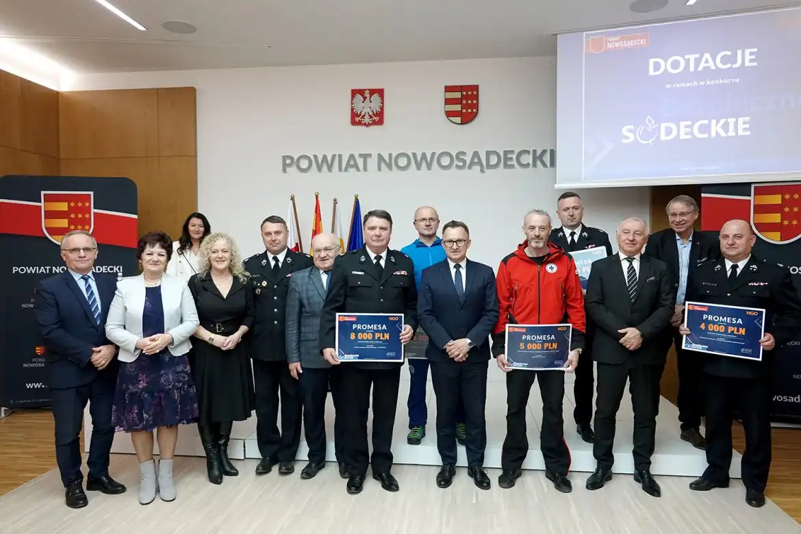 Powiat nowosądecki wspiera służby: tysiące złotych dla strażaków, WOPR i GOPR